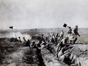 Soldats français sortant de la tranchée