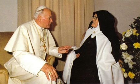Jean-Paul II et sœur Lucie le 13 mai 1982.