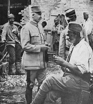 Général Pétain avec des soldats