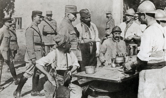 Le général Pétain inspectant les cantonnements