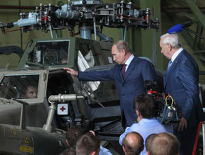 Poutine examine le nouvel hélicoptère MI-28UB