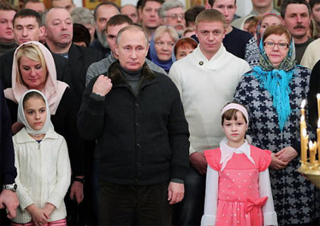 Vladimir Poutine dans une église