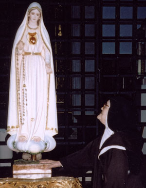 Sœur Lucie contemplant les pleurs de Notre-Dame le 26 mai 2003