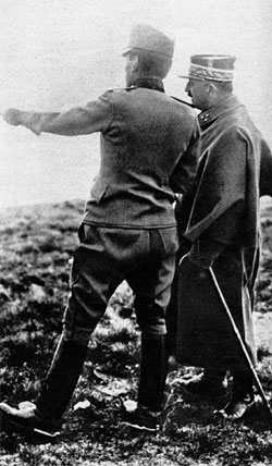 Le prince Alexandre, chef de l’armée et régent du royaume de Serbie, et le général Franchet d’Espèrey observent le champ de bataille du front bulgare.