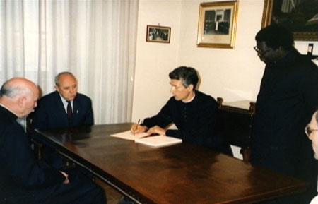 Mgr Caotorta et l'abbé de Nantes au St-Office, le 13 mai 1993. Mgr Caotorta et l'abbé de Nantes au St-Office, le 13 mai 1993.