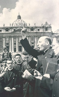 Remise du Liber I par l'abbé de Nantes le 10 avril 1973 à Rome. Remise du Liber I par l'abbé de Nantes le 10 avril 1973 à Rome.