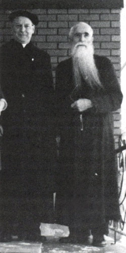 Le Père Henry avec notre Père en 1974.