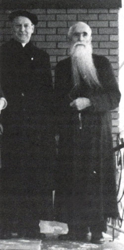 Le Père Henry avec notre Père en 1974. Le Père Henry avec notre Père en 1974.