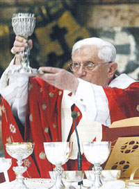 Le pape Benoît XVI célébrant la messe