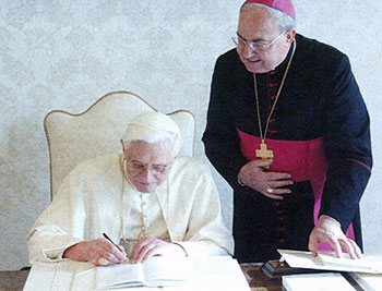 Benoît XVI signe l’encyclique Deus Caritas Est