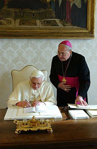 Benoît XVI signant son encyclique Deus caritas est