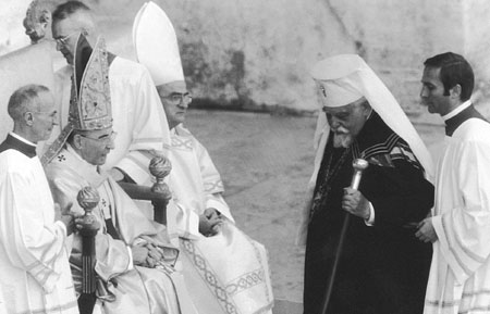 Le cardinal Joseph Slipyj, archevêque de Lviv des Ukrainiens, rend hommage au Saint-Père. Le cardinal Joseph Slipyj, archevêque de Lviv des Ukrainiens, rend hommage au Saint-Père.