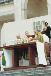 Le cardinal Luciani célèbre la messe à Fatima, le 10 juillet 1977. Le cardinal Luciani célèbre la messe à Fatima, le 10 juillet 1977.