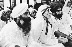 Mère Teresa entre les deux chefs de la communauté sikh.