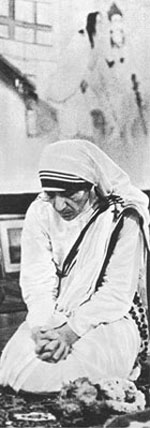 Mère Teresa abîmée dans la prière, devant la statue de Bouddha.