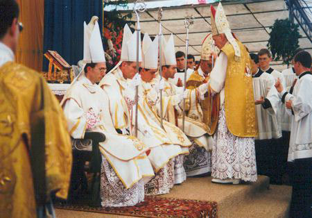 Mgr Lefebvre remet la crosse aux quatre évêquesqu'il vient de sacrer