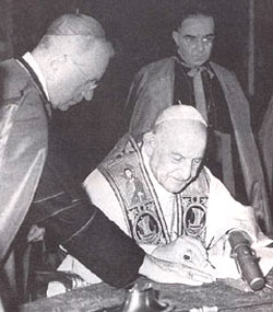 Jean XXIII signant son encyclique