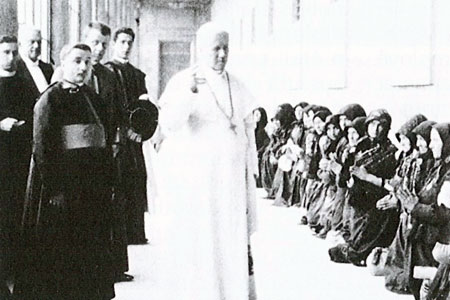 Saint Pie X bénissant les pèlerins au Vatican
