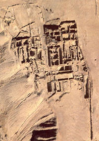 Vue aérienne du site de Qumrân où les esséniens établirent leur lieu saint. Vue aérienne du site de Qumrân où les esséniens établirent leur lieu saint.