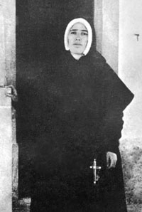 Sœur Lucie à Fatima, en mai 1946. Sœur Lucie à Fatima, en mai 1946.