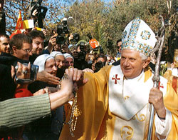 Benoît XVI salue les fidèles à Éphèse, le 29 novembre 2006.