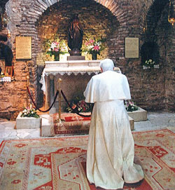 Benoît XVI en prière dans la Maison de la Vierge Marie à Éphèse.