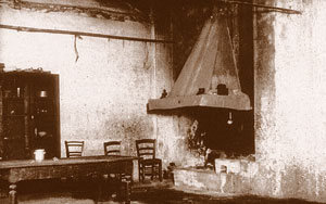 Cuisine de la Cascina Antica, habitée par la famille Goretti et la famille Serenelli. Cuisine de la Cascina Antica, habitée par la famille Goretti et la famille Serenelli.