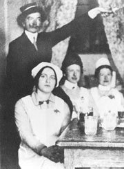 En 1914, Édith se présente à la Croix-Rouge En 1914, Édith se présente à la Croix-Rouge