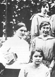Édith Stein avec ses élèves.