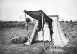 Le Père de Foucauld sous sa tente-chapelle.