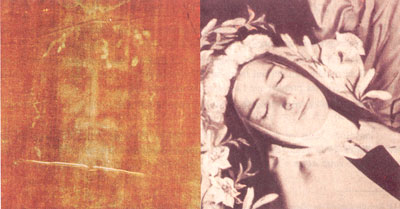 Sainte Thérèse sur son lit mortuaire vis-à-vis de la la Sainte Face