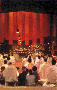 Intérieur de l'église de la Réconciliation, à Taizé. Intérieur de l'église de la Réconciliation, à Taizé.