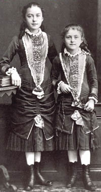 Therèse, 8 ans, avec Céline Therèse, 8 ans, avec Céline