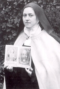 Sainte Thérèse portant une reproduction de la Sainte Face Sainte Thérèse portant une reproduction de la Sainte Face