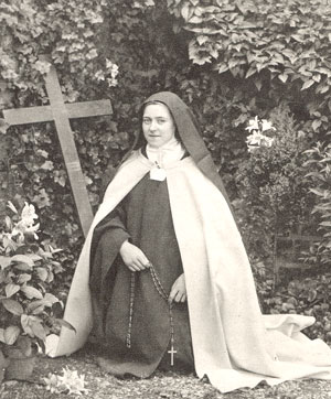 Sainte Thérèse tenant son chapelet