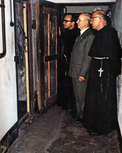 François Gajowniczek, le père de famille sauvé par le P. Kolbe, en visite à la cellule de la mort.