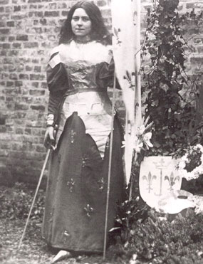 sainte Thérèse dans le rôle de sainte Jeanne d'Arc tenant épée et bannière