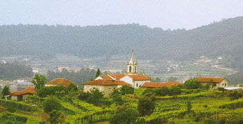 La petite église paroissiale de Moure.