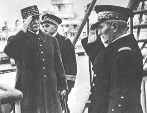 Le maréchal Pétain, en visite sur le Strasbourg, est salué par l'amiral Darlan. Le maréchal Pétain, en visite sur le Strasbourg, est salué par l'amiral Darlan.