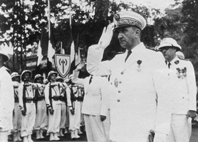 Revue des troupes par l’amiral Decoux Revue des troupes par l’amiral Decoux