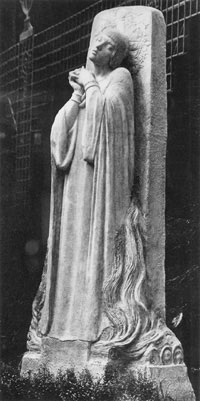 Statue de Jeanne au bûcher, place du Vieux-Marché à Rouen, par Maxime Réal del Sarte (1930) Statue de Jeanne au bûcher, place du Vieux-Marché à Rouen, par Maxime Réal del Sarte (1930)