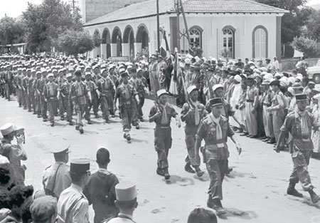 Le Capitaine Le Pivain défilant en juin 1958, dans Djelfa, à la tête de sa compagnie du 5e REI. Le Capitaine Le Pivain défilant en juin 1958, dans Djelfa, à la tête de sa compagnie du 5e REI.