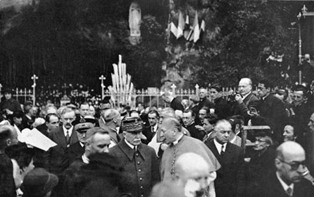 Le maréchal Pétain et les membres de son gouvernement devant la grotte de Lourdes, le 20 avril 1941.