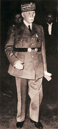 Le maréchal Pétain entrant dans la salle du palais de Justice de Paris, le 23 juillet 1945. Le maréchal Pétain entrant dans la salle du palais de Justice de Paris, le 23 juillet 1945.