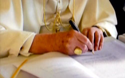 Benoît XVI signe son encyclique Spe Salvi Benoît XVI signe son encyclique Spe Salvi