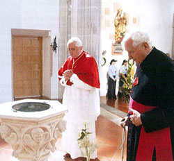 Benoît XVI près des fonts baptismaux où il a été baptisé. À sa gauche, son frère Georges. Benoît XVI près des fonts baptismaux où il a été baptisé. À sa gauche, son frère Georges.