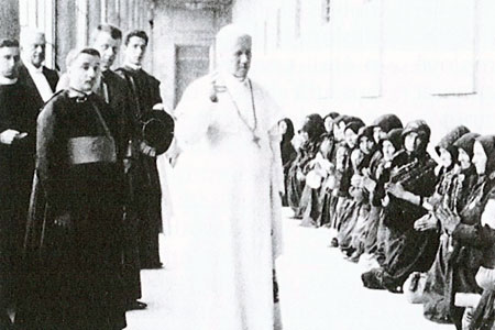 Saint Pie X bénissant les pèlerins au Vatican Saint Pie X bénissant les pèlerins au Vatican