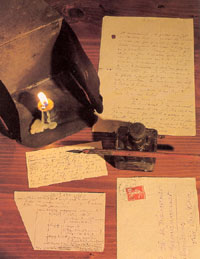 Lampe et écritoire confectionnés par le Père de Foucauld. Lampe et écritoire confectionnés par le Père de Foucauld.