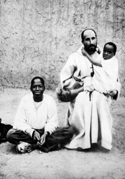 Frère Charles de Jésus à Beni-Abbès (1901-1905), avec Paul Embarek et le petit Abd Jesus, esclaves qu’il a rachetés Frère Charles de Jésus à Beni-Abbès (1901-1905), avec Paul Embarek et le petit Abd Jesus, esclaves qu’il a rachetés