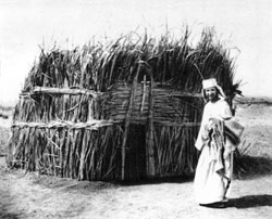 Le Père de Foucauld devant sa première hutte à Tamanrasset. Le Père de Foucauld devant sa première hutte à Tamanrasset.